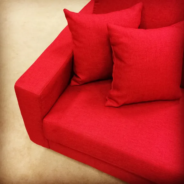 Rotes Sofa mit Kissen — Stockfoto