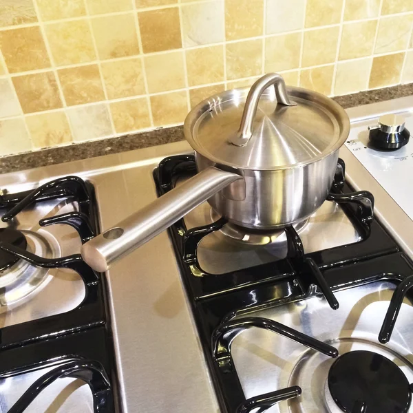 Casserole en métal sur cuisinière à gaz — Photo