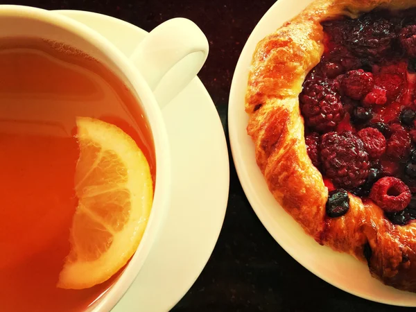 Чашка чая с малиновой выпечкой — стоковое фото