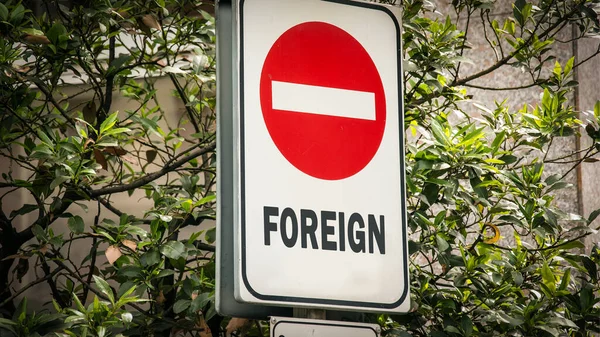 Straßenschild Weist Den Weg Richtung Inland Gegen Ausland — Stockfoto
