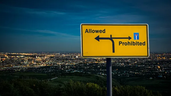 道路標識許可方向と禁止方向の方法 — ストック写真