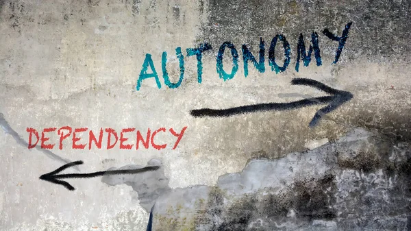 Вуличний Знак Шлях Автономії Проти Залежності — стокове фото