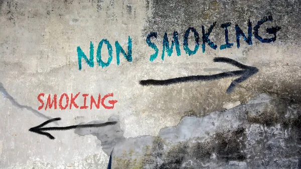 Улица Подписать Путь Курению Против Некурящих — стоковое фото