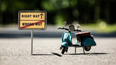 Sokak Işareti doğru yol karşı yanlış yol