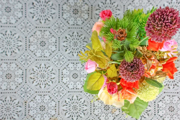 Vaas met kleurrijke bloemen — Stockfoto