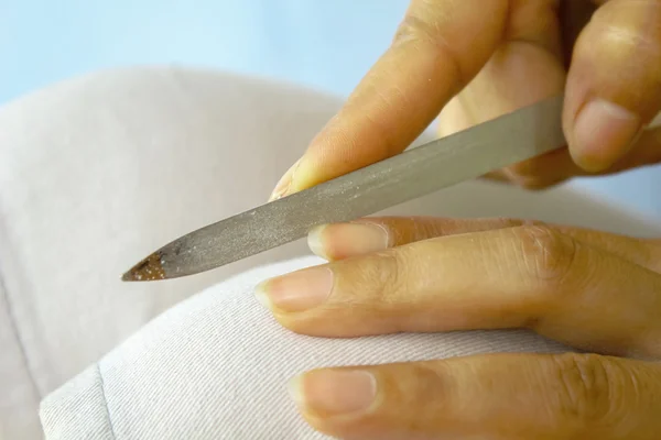 Mujer limpiando sus uñas — Foto de Stock