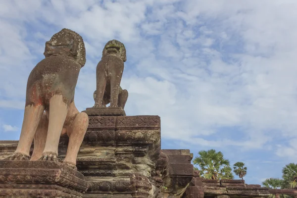 Estátuas de leão de pedra em Angkor Wat — Fotografia de Stock