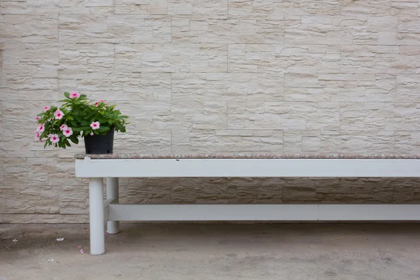 Blomkrukor på bänken — Stockfoto