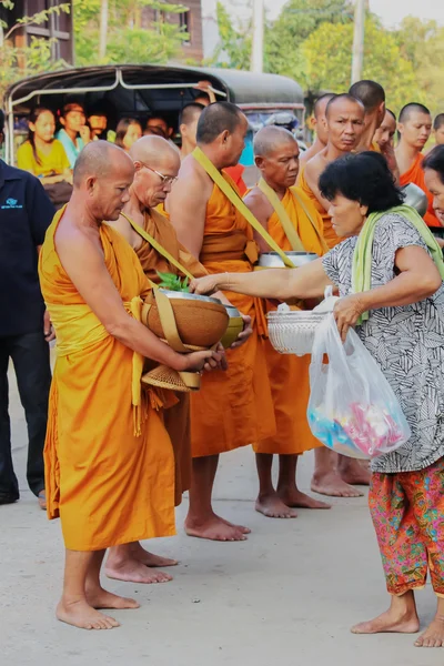 The merit to the monks — Stock Photo, Image