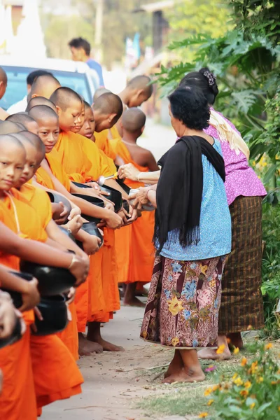 De verdienste aan de monniken — Stockfoto