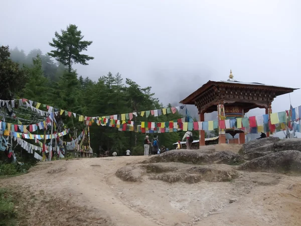 Gezangen opknoping op de manier waarop in bhutan. — Stockfoto