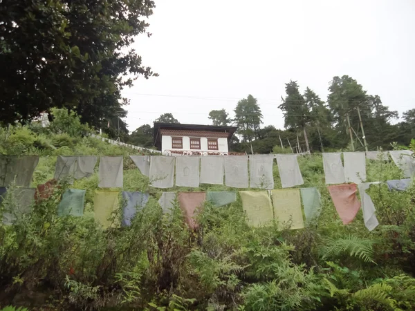 Przyśpiewki wiszące na drodze w Bhutanie. — Zdjęcie stockowe