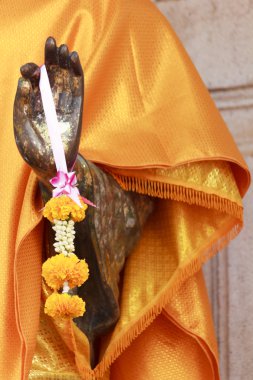 Buda'nın elinde çelenk