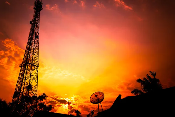 turuncu gökyüzü ile Resepsiyon uydu ve anten çanak