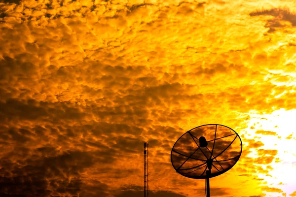 Turuncu gökyüzü ile uydu anteni — Stok fotoğraf