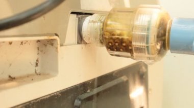 çamaşır makinesinin içine su damlama boruları sızıntı su.