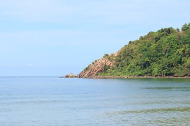 Mavi denizi ve mavi gökyüzü olan dağlar .