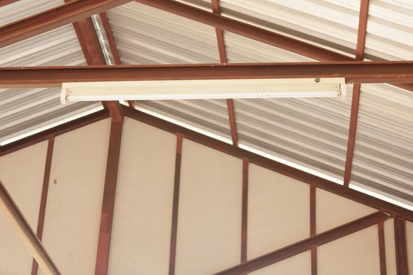 Leuchtstofflampen auf der Dachkonstruktion — Stockfoto