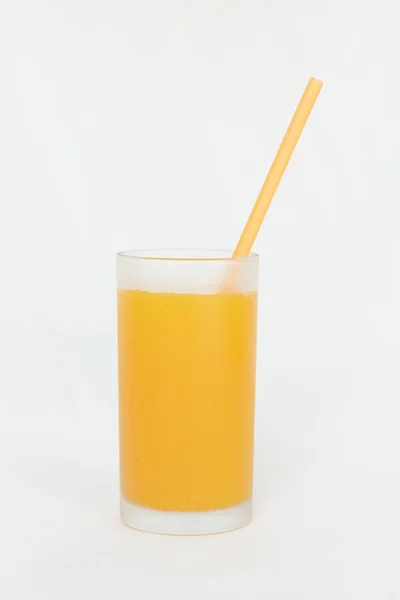 Glas av apelsinjuice på vit bakgrund — Stockfoto