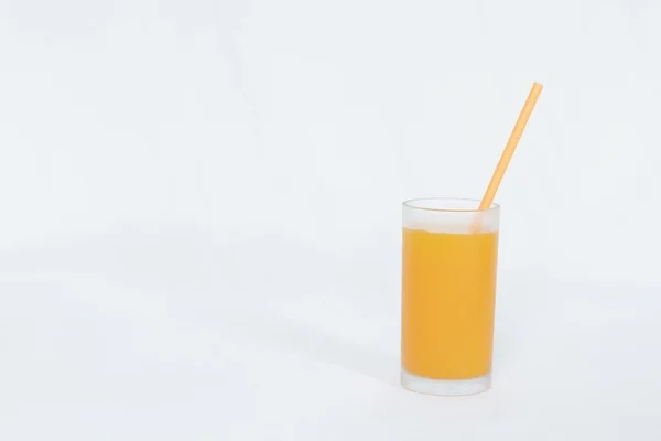 Copo de suco de laranja no fundo branco — Fotografia de Stock