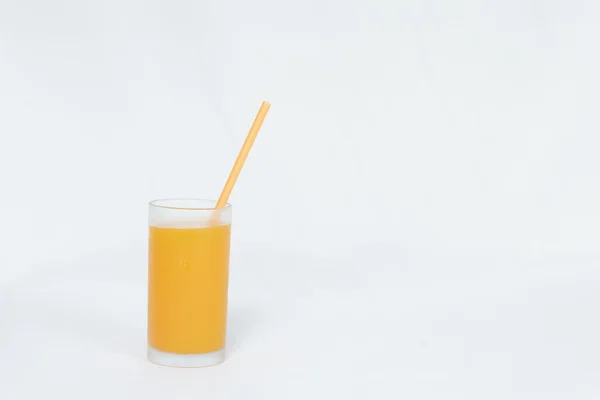 Verre de jus d'orange sur fond blanc — Photo