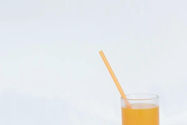 Bicchiere di succo d'arancia su sfondo bianco — Foto Stock