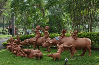çocuklar binmek buffalos bebek