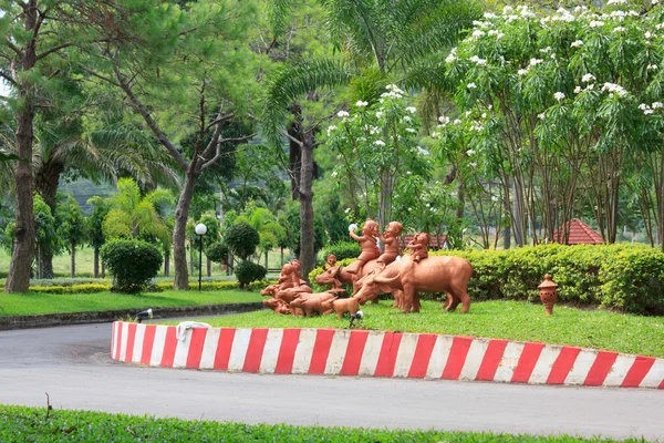 çocuklar binmek buffalos bebek