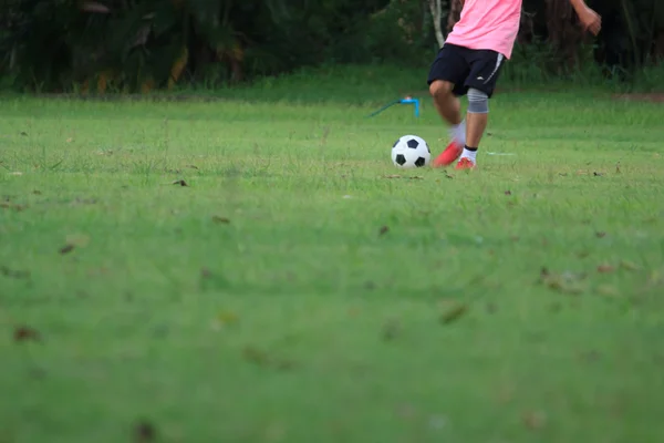 Lidé hrající fotbal — Stock fotografie