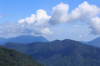 güzel dağlar ve mavi gökyüzü