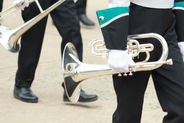 Orkestra bir müzik aleti çalmak