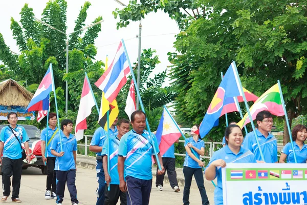 MAHASARAKHAM, THAÏLANDES - 26 JUIN : Défilés d'organisation de tournois sportifs le 26 juin à Mahasarakham, Thaïlande — Photo