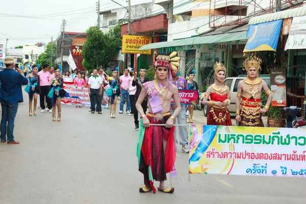 MAHASARAKHAM, THAÏLANDES - 26 JUIN : Défilés d'organisation de tournois sportifs le 26 juin à Mahasarakham, Thaïlande — Photo