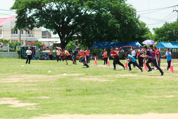 MAHASARAKHAM,THAILANDS - JUNE 26 : People are playing traditional Sports on june 26, in Mahasarakham,Thailand — Stock Photo, Image