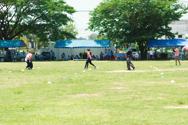 MAHASARAKHAM, THAILANDS - 26 GIUGNO: Le persone praticano sport tradizionali il 26 giugno, a Mahasarakham, Thailandia — Foto Stock