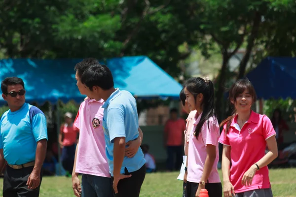 MAHASARAKHAM, TAILANDS - 26 DE JUNIO: La gente está practicando deportes tradicionales el 26 de junio, en Mahasarakham, Tailandia — Foto de Stock