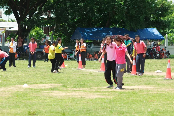 Mahasarakham, thailands - 26 juni: människor spelar traditionell sport den 26 juni i mahasarakham, thailand — Stockfoto