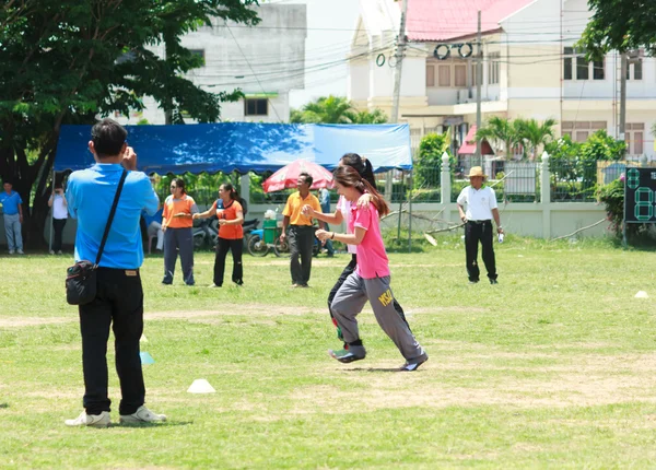 MAHASARAKHAM, THAILANDS - 26 GIUGNO: Le persone praticano sport tradizionali il 26 giugno, a Mahasarakham, Thailandia — Foto Stock