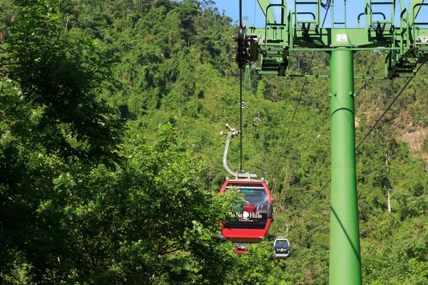 DANG, VIETNAM - 15 DE JULIO Turistas teleférico de pasajeros hasta las hermosas vistas de la montaña el 15 de julio 2014 en Danang, Vietnam — Foto de Stock