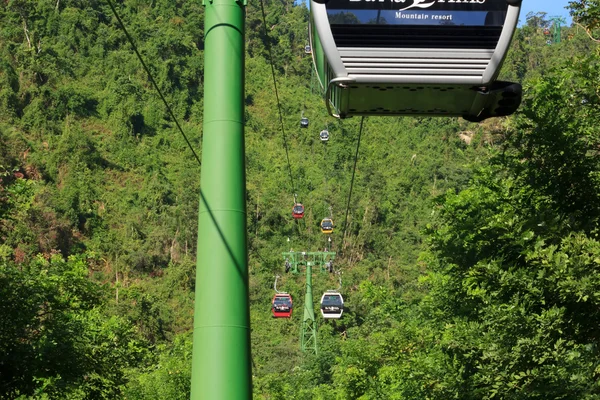 DANANG, VIETNAM - 15 IULIE Turiști telecabină de pasageri în sus priveliștile frumoase de pe munte pe 15 iulie 2014 în Danang, Vietnam — Fotografie, imagine de stoc