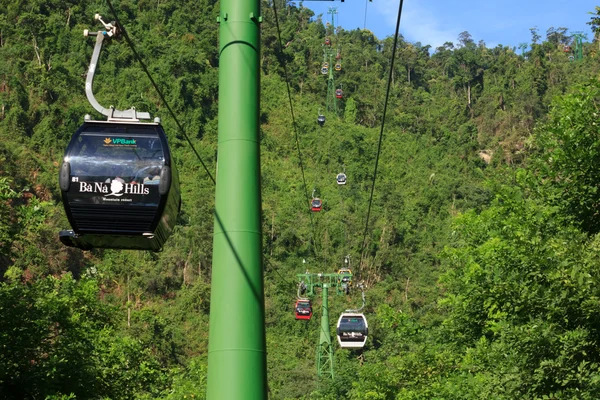 DANG, VIETNAM - 15 DE JULIO Turistas teleférico de pasajeros hasta las hermosas vistas de la montaña el 15 de julio 2014 en Danang, Vietnam — Foto de Stock