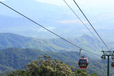 Danang, vietnam - 15 Temmuz: turist yolcu teleferik yukarıya Temmuz dağ manzarası 15,2014 yapılan danang, vietnam