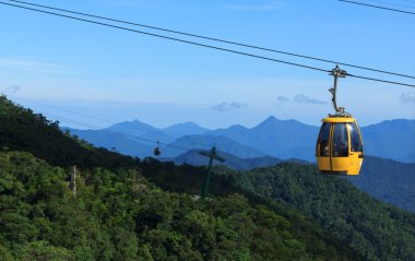 Danang, vietnam - 15 Temmuz: turist yolcu teleferik yukarıya Temmuz dağ manzarası 15,2014 yapılan danang, vietnam