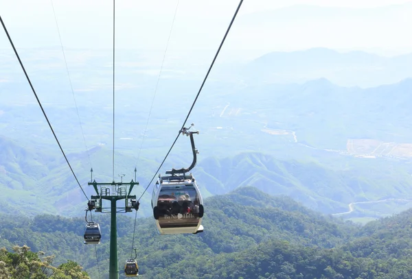 DANANG,VIETNAM - JULY 15: Tourists passenger cable car up the beautiful views on the mountain on July 15,2014 in Danang,vietnam — Stock Photo, Image