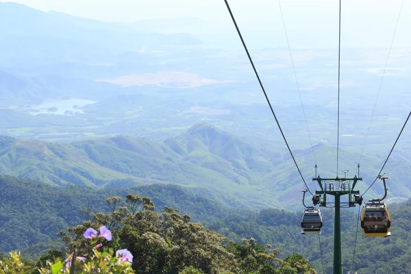 DANANG,VIETNAM - JULY 15: Tourists passenger cable car up the beautiful views on the mountain on July 15,2014 in Danang,vietnam — Stock Photo, Image