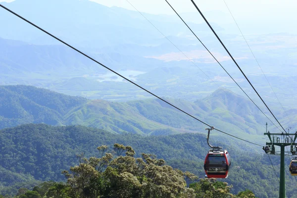 DANANANG, VIETNAM - JULHO 15: Turistas passageiro teleférico até as belas vistas sobre a montanha em julho 15,2014 em Danang, vietnam — Fotografia de Stock