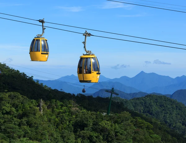 DANANG, VIETNAM - 15 IULIE: Turiștii telecabină de pasageri în sus priveliștile frumoase de pe munte pe 15 iulie 2014 în Danang, vietnam — Fotografie, imagine de stoc