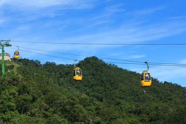 DANANG, VIETNAM - 15 JUILLET : Le 15 juillet 2014 à Danang, Vietnam, les touristes remontent les magnifiques vues sur la montagne en téléphérique — Photo