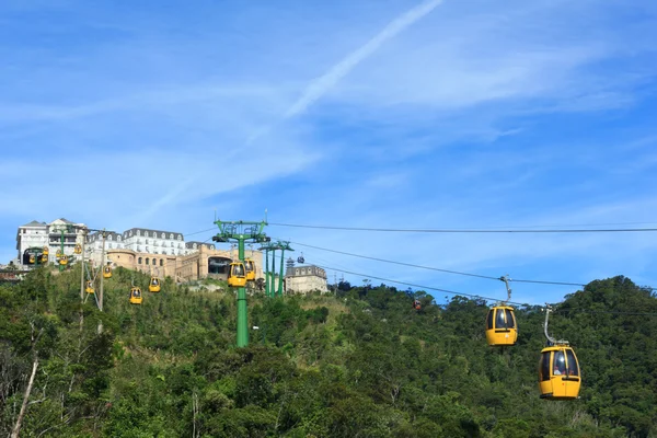 DANG, VIETNAM - JULIO 15: Turistas teleférico de pasajeros hasta las hermosas vistas de la montaña el 15 de julio 2014 en Danang, Vietnam — Foto de Stock