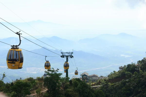 岘港、 河内-7 月 15 日： 游客客运缆车上的美丽的景色，山上 7 日在越南岘港，15,2014 — 图库照片